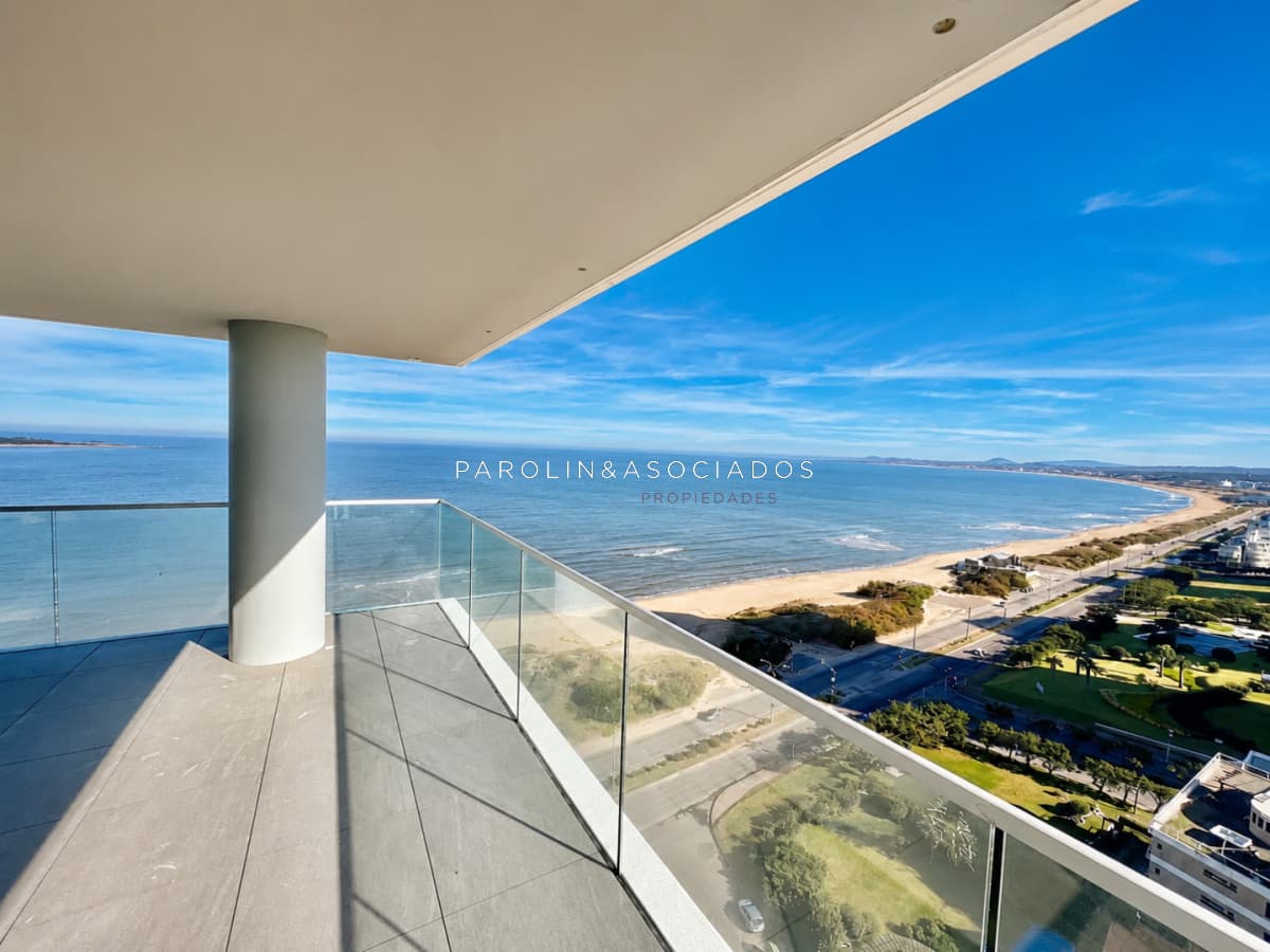 Apartamento de 4 dormitorios frente al mar en Torre Venetian, Punta del Este.