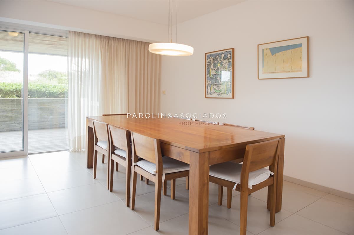 Apartamento en venta de 2 dormitorio edificio Brava 28, Punta del Este.