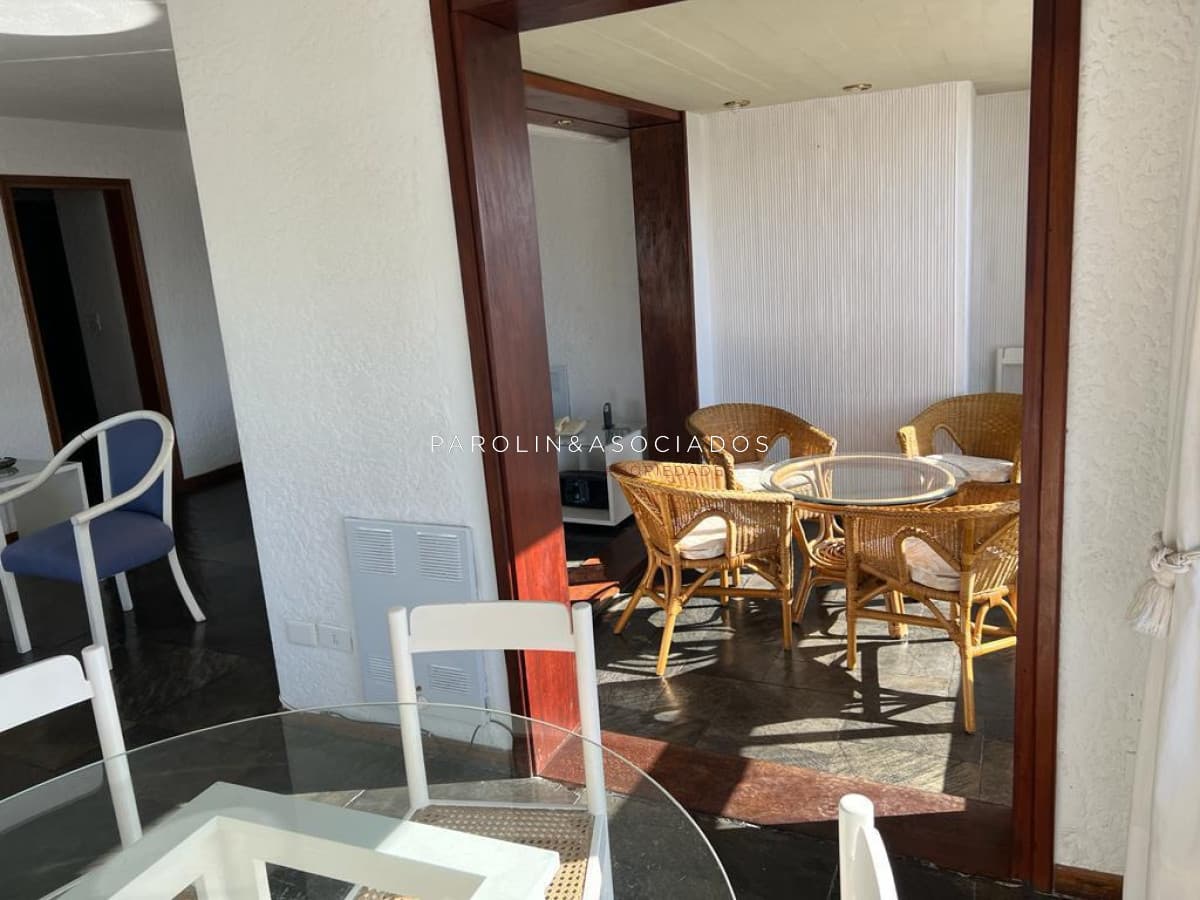 Apartamento en venta de 3 dormitorios en parada 2 de playa brava, cerca de servicios en Punta del Este