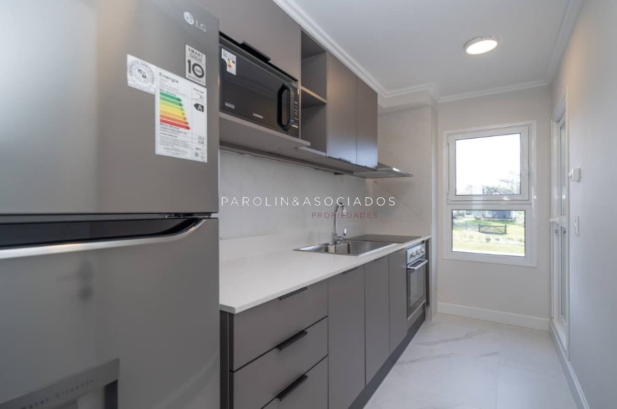 Apartamento en Alquiler de 2 dormitorio frente al Mar en Edificio Cruceros, Punta del este , Playa Mansa