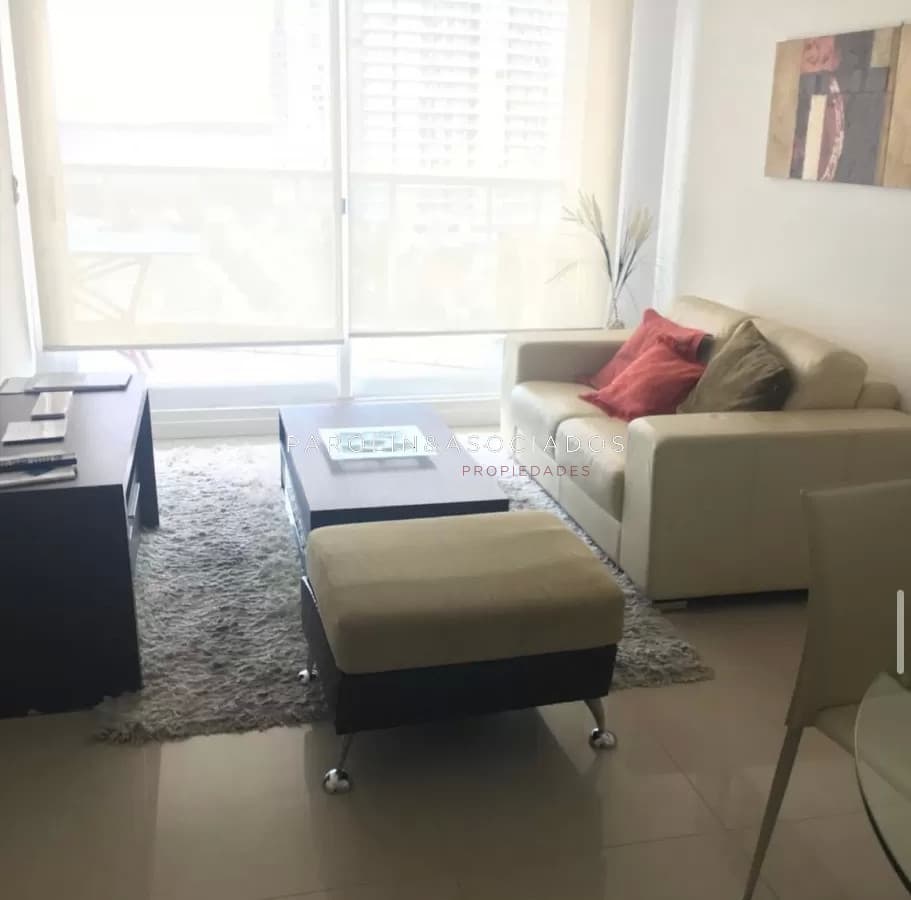 Apartamento de 2 dormitorios con parrillero en venta en Casino Tower