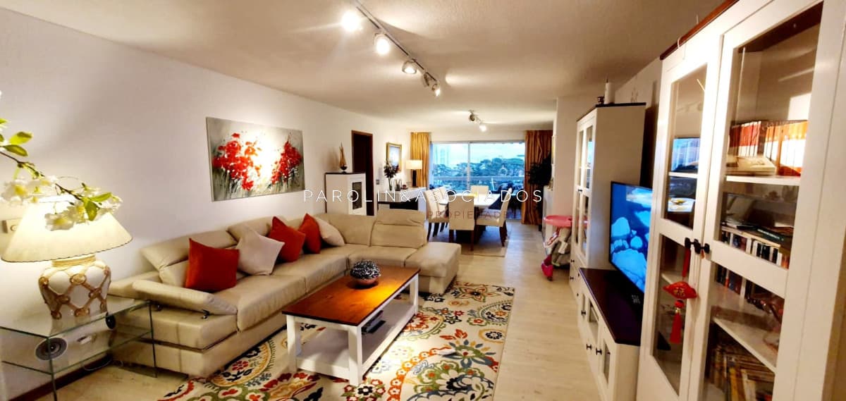 Hermoso apartamento en venta con agradable vista en Punta del Este.