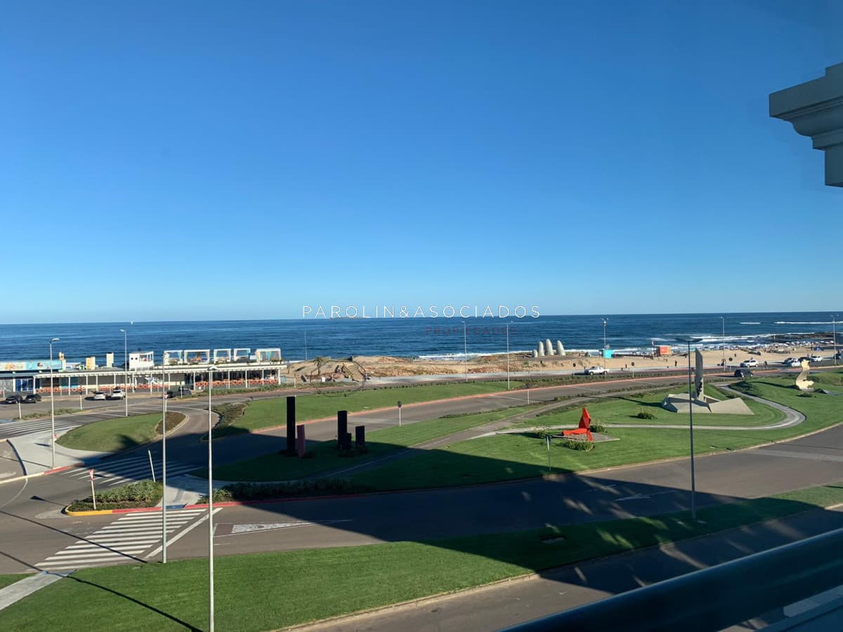 Hermoso apartamento en venta con agradable vista. Torre Imperiale, Punta del Este