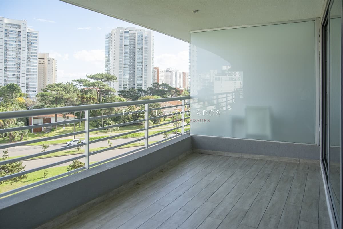 Apartamento de 2 dormitorios en venta en Alexander Boulevard, Punta del Este.