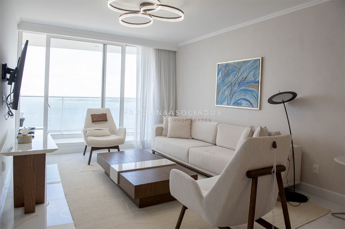 Apartamento en Mansa - Punta del Este en venta de 3 dormitorios.
