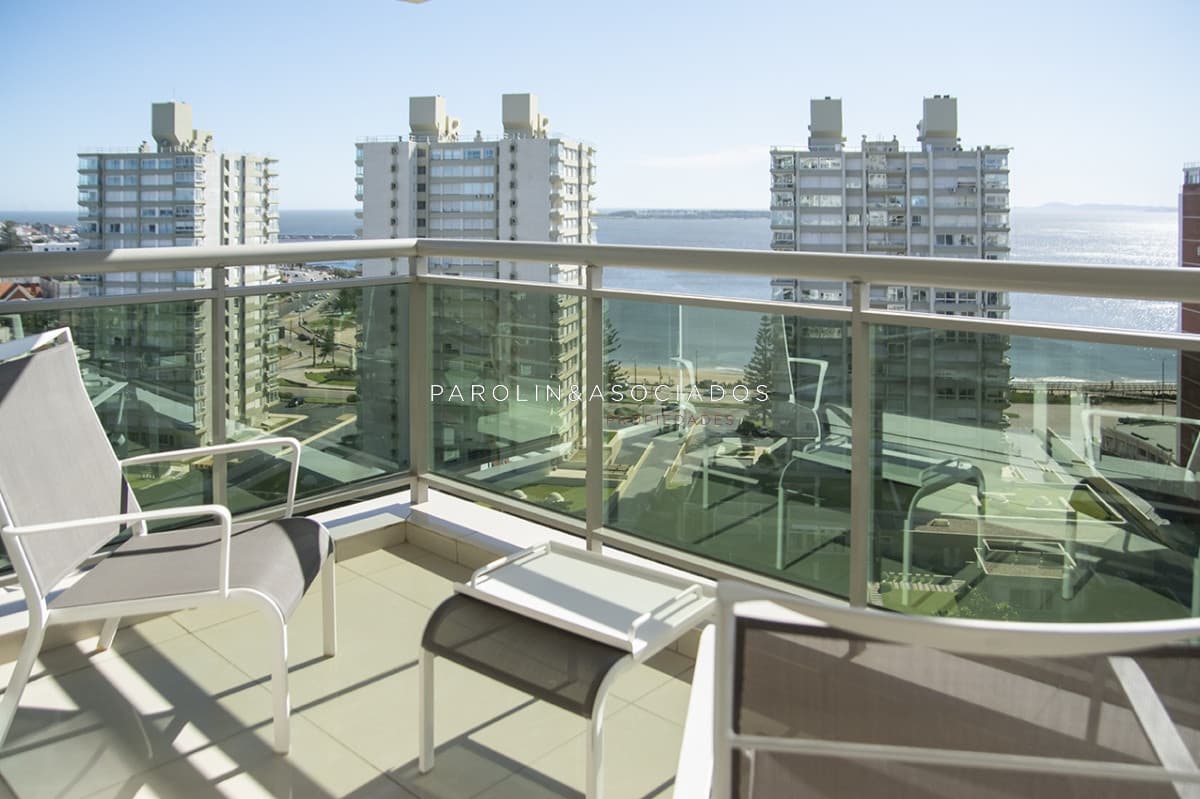 Apartamento en venta con vista al mar en Torre Imperiale, Punta del Este.