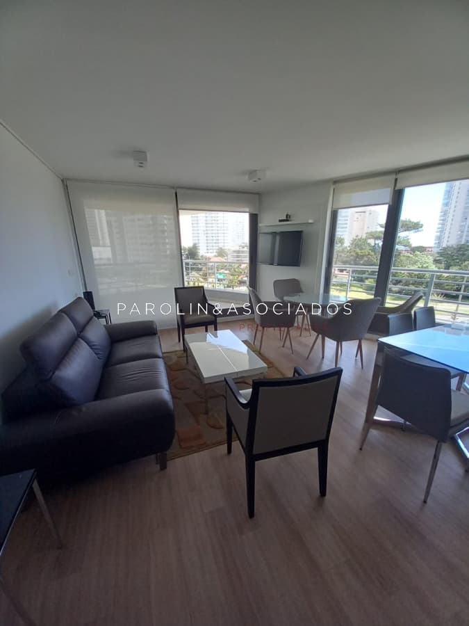Apartamento en venta de 2 dormitorios en Edificio Alexander Boulevard, Mansa Punta del Este.
