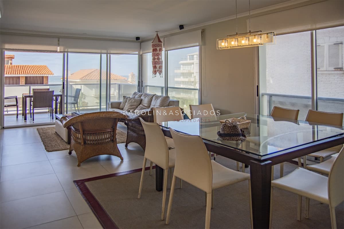 Apartamento de 3 dormitorios con parrillero en venta, edificio nuevo en la Peninsula, Punta del Este.