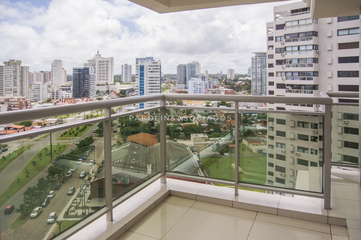 Apartamento de 2 dormitorios a pasos del Mar en torre Imperiale, Punta del Este.