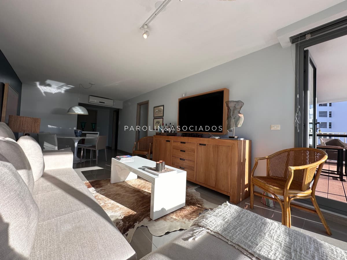 Vende departamento de 2 dormitorios finamente decorado en Torre Onix, Punta del Este
