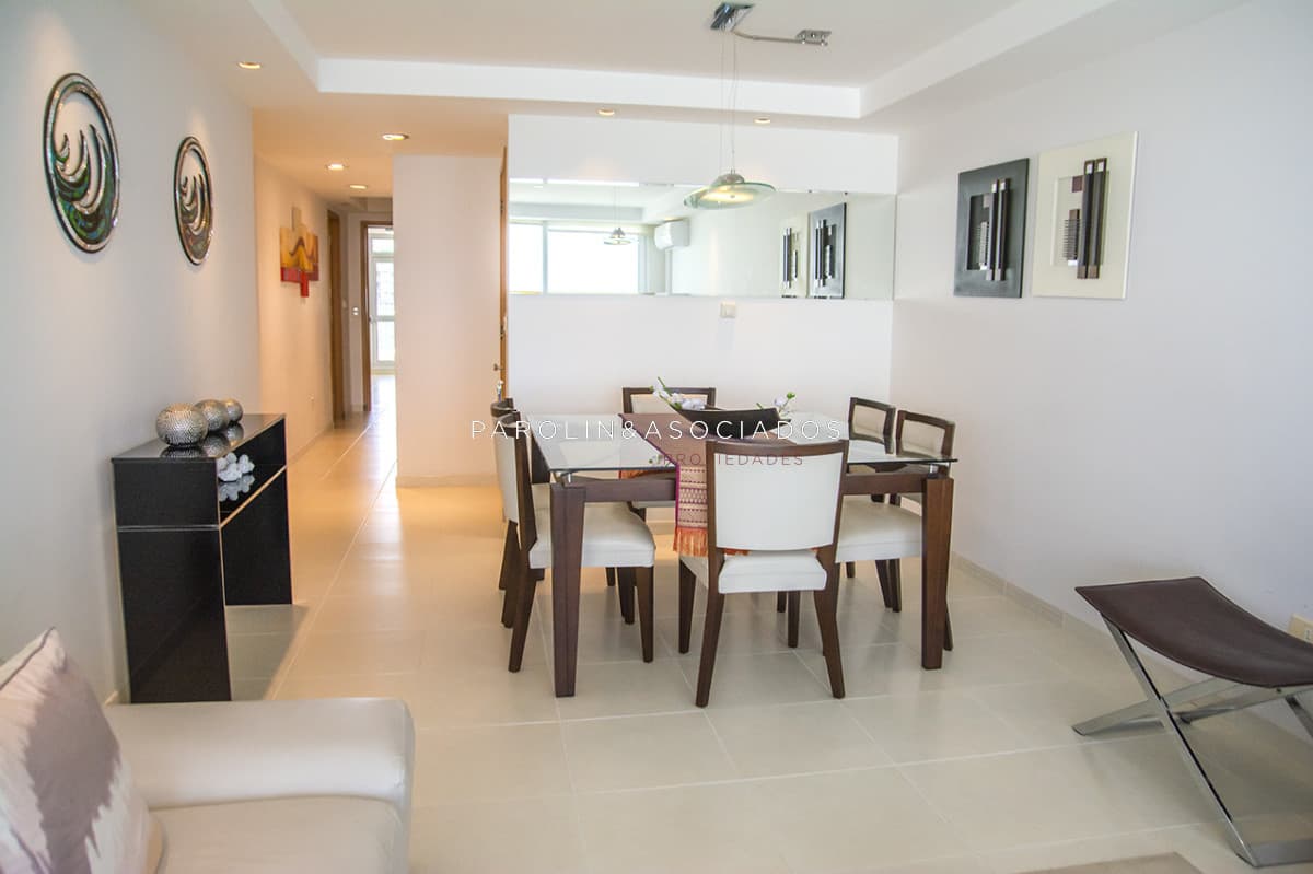 Vende apartamento de 2 dormitorios en suite en Punta del Este