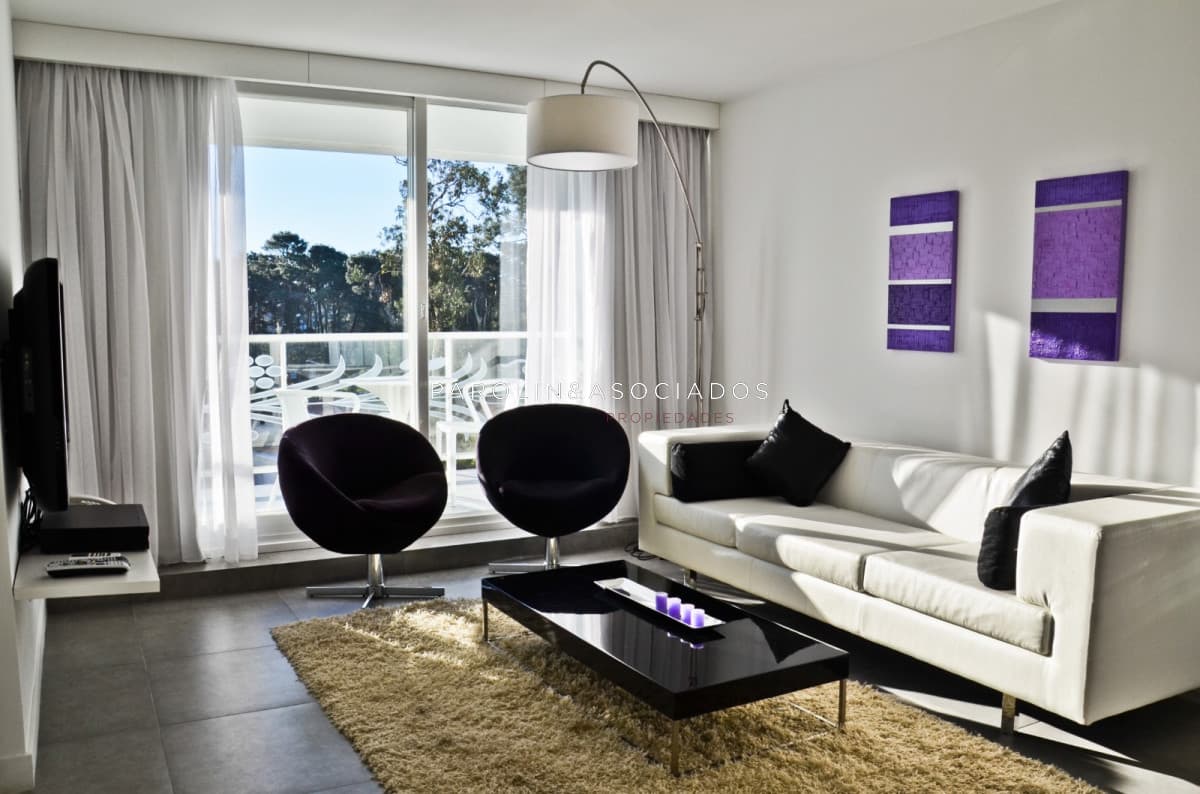 En venta apartamento iluminado de 1 dormitorio y medio en Roosevelt, Punta del Este.