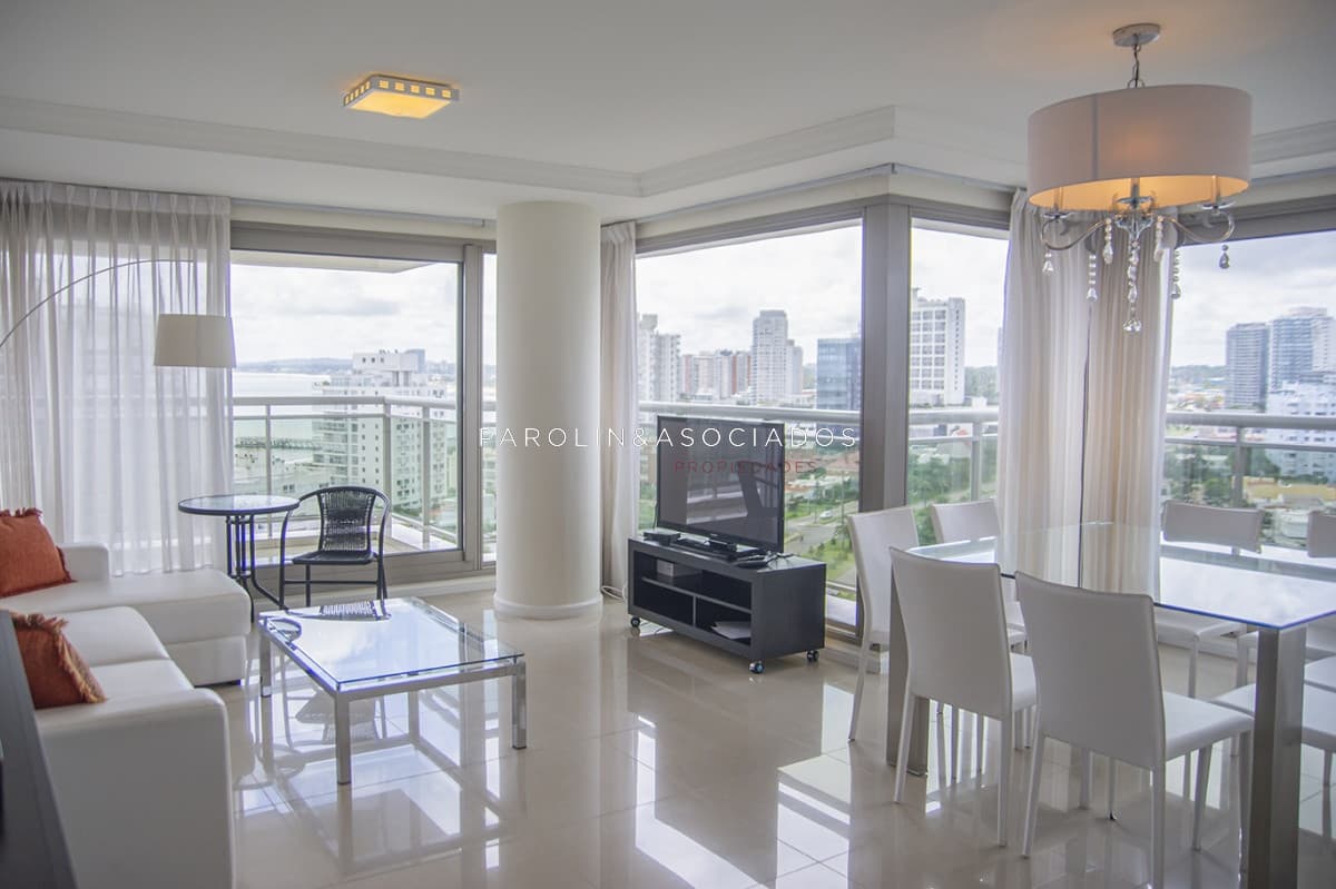 Apartamento de 2 dormitorios a pasos del Mar en torre Imperiale, Punta del Este.