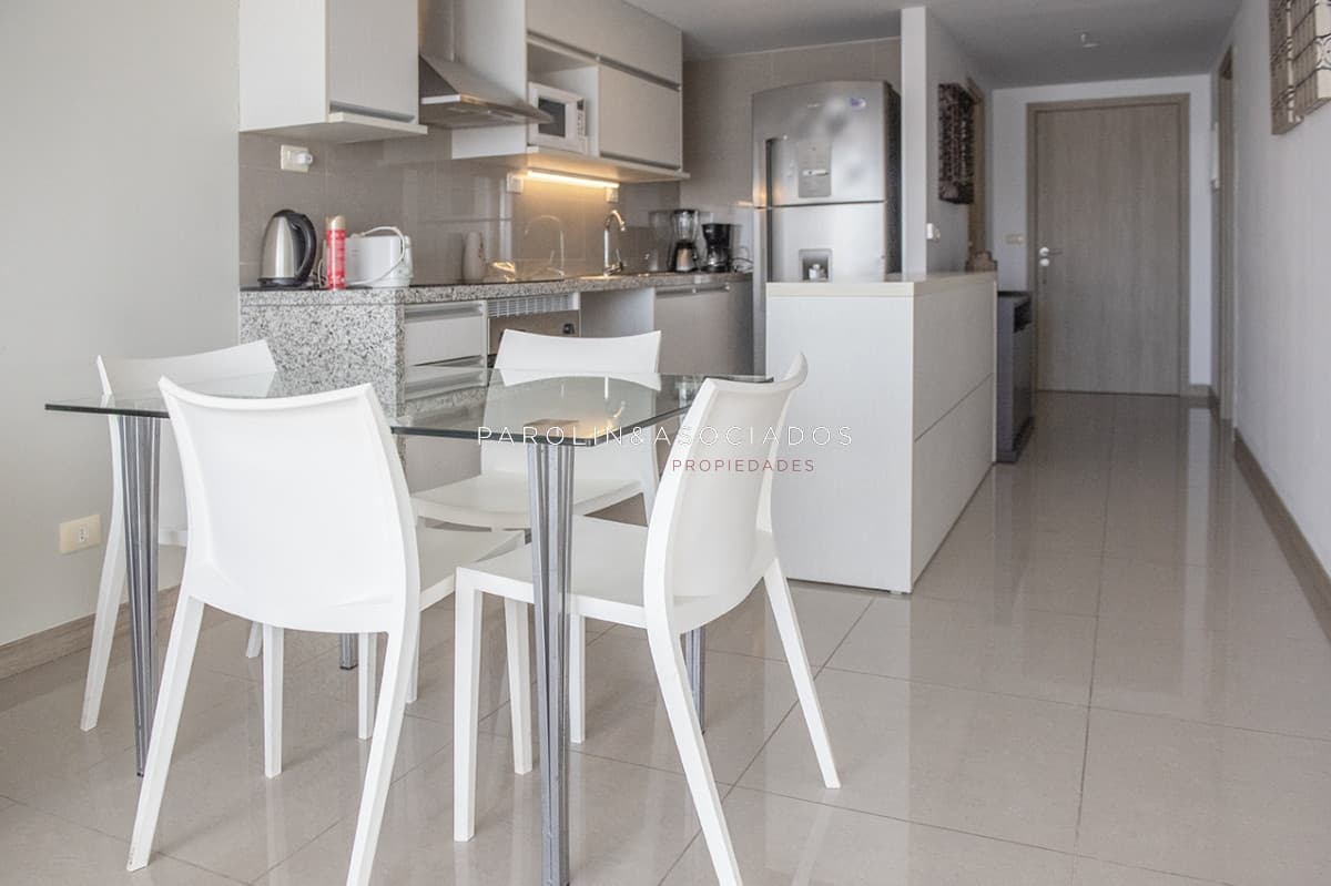 Piso alto con vista panoramica, 1 dormitorio y medio en venta. Punta del Este