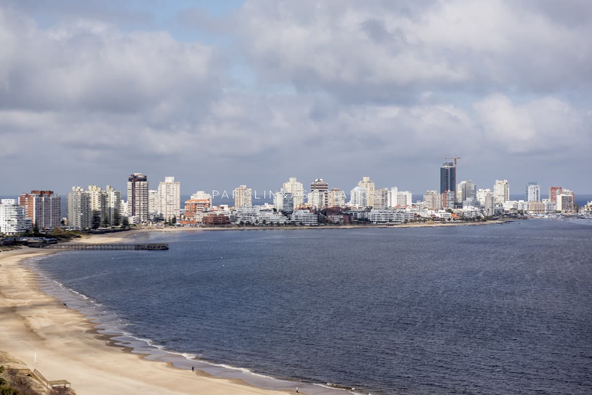 Apartamento en Mansa - Punta del Este en venta de 3 dormitorios.