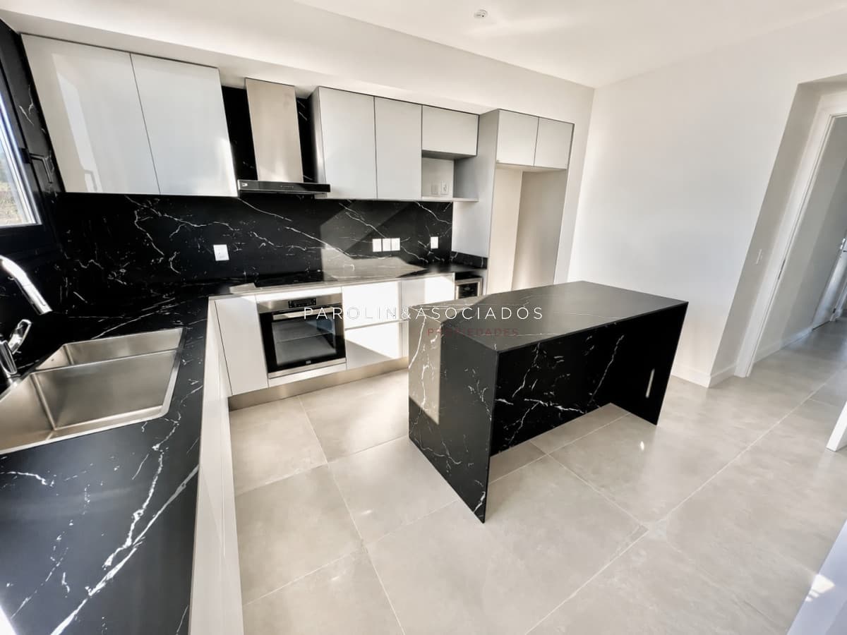 Apartamento de 4 dormitorios frente al mar en Torre Venetian, Punta del Este.