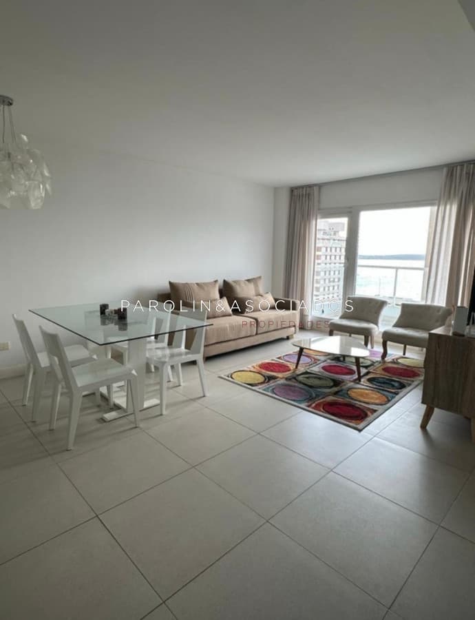 Vende apartamento de 2 dormitorios en Punta del Este