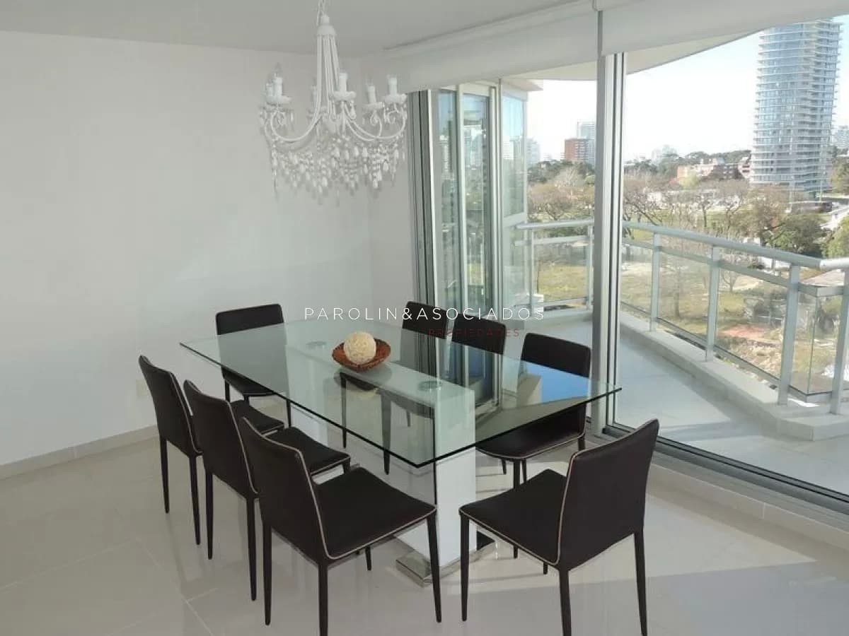 Apartamento en venta en Sunrise Tower, Punta Este.