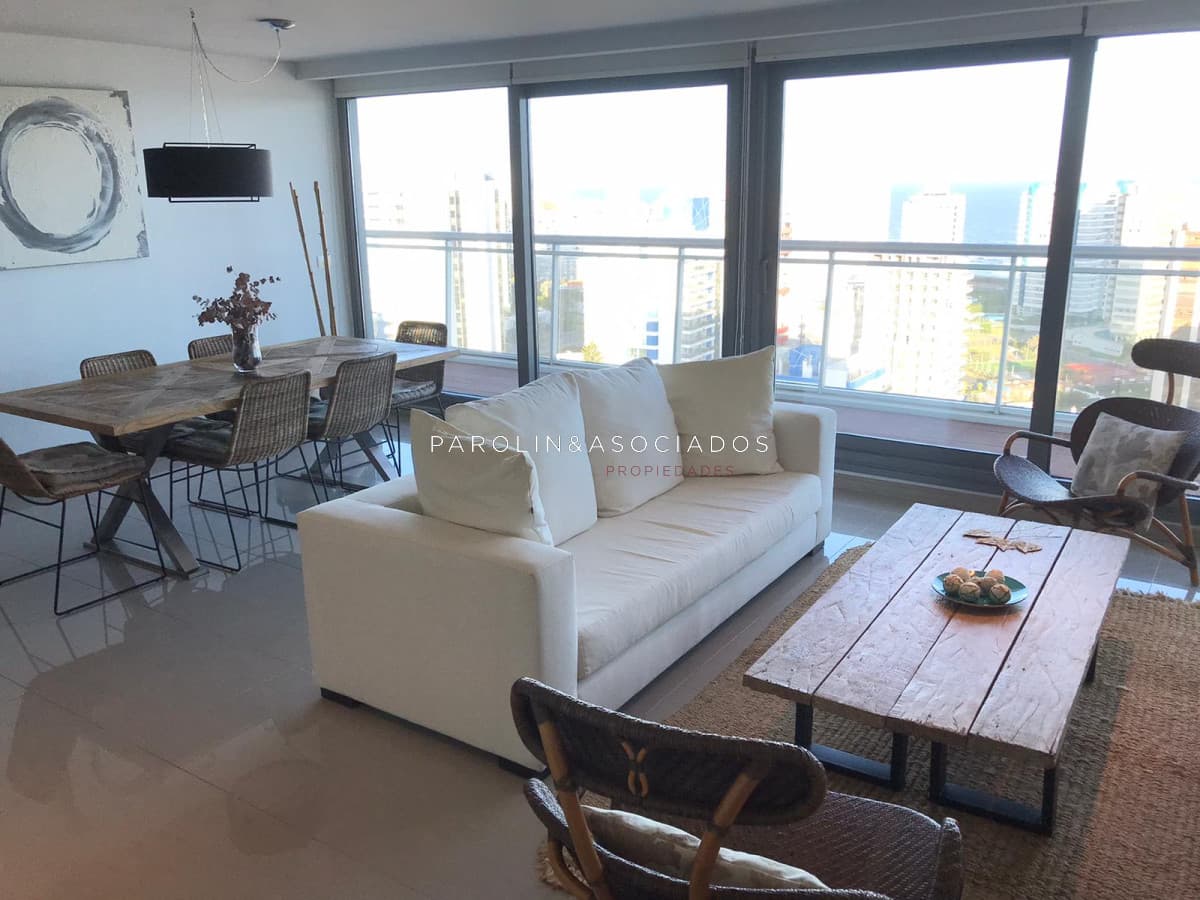 Apartamento de 2 suites en venta en edificio Onix, Punta del Este.