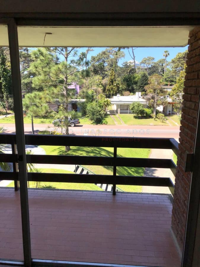Vende apartamento de 3 dormitorios en Playa Mansa, Punta del Este