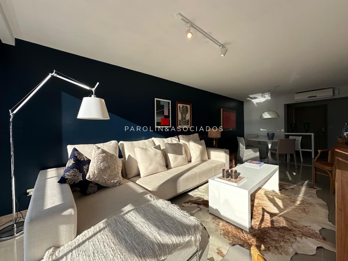 Vende departamento de 2 dormitorios finamente decorado en Torre Onix, Punta del Este