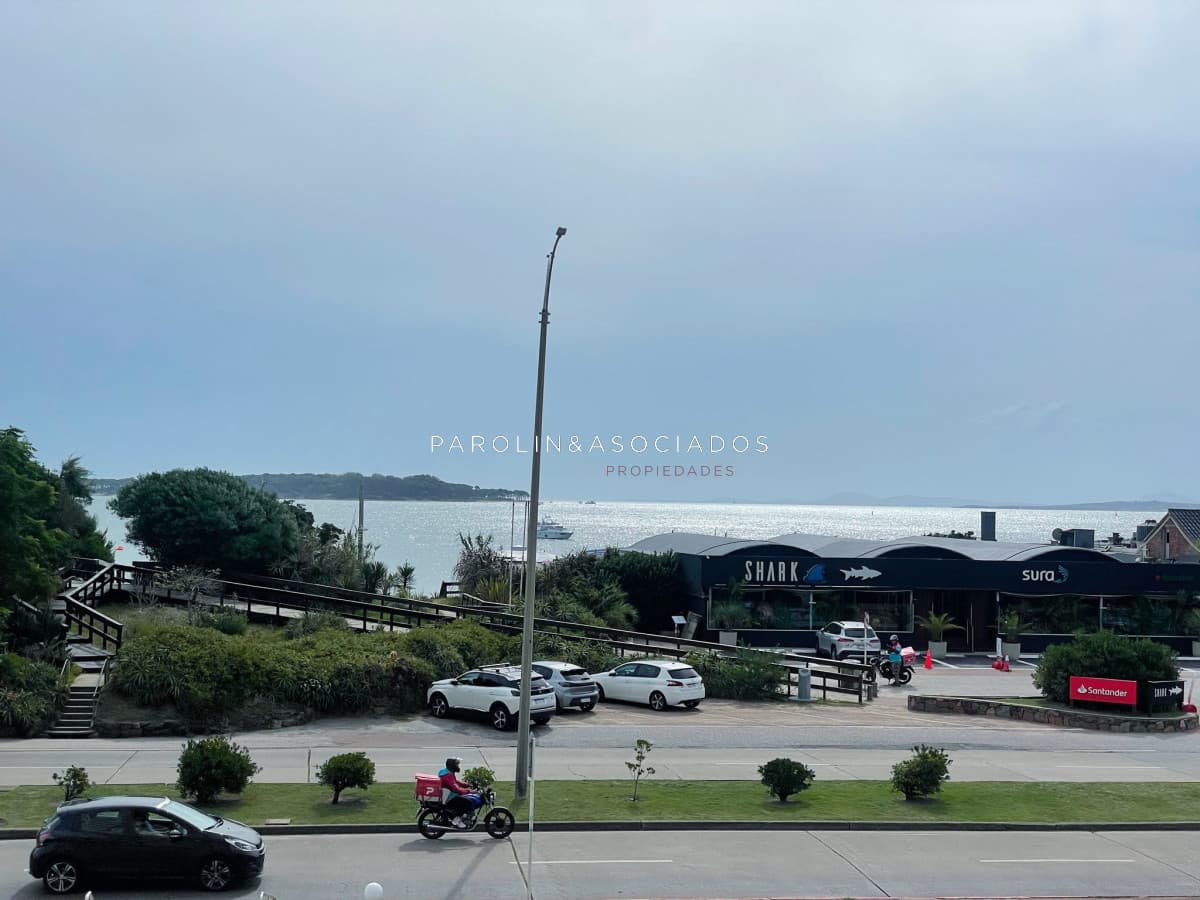 Hermoso apartamento en venta de 3 dormitorios en edificio Malecón IV, Punta del Este.