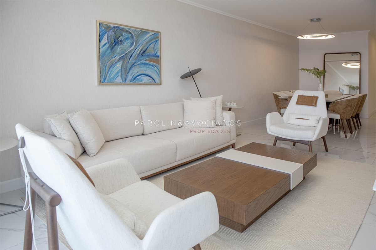 Apartamento en Mansa - Punta del Este en venta de 3 dormitorios.