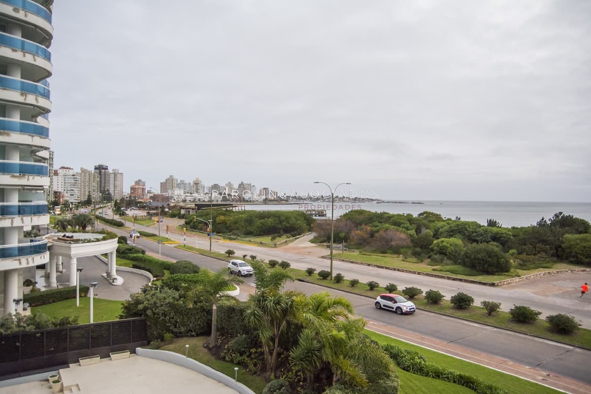 Apartamento en venta de 3 dormitorios en Beverly Tower, Punta del Este.