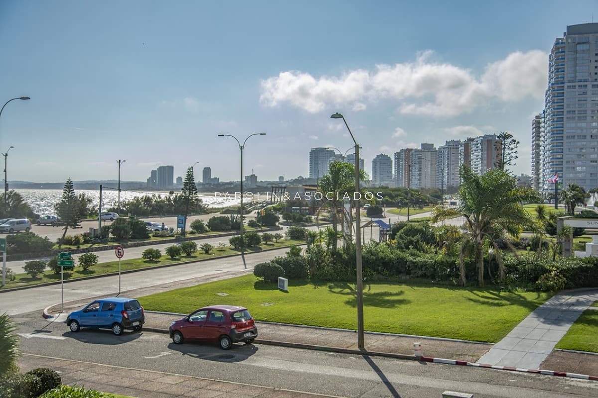 Hermoso apartamento en venta de 3 dormitorios en edificio Malecón IV, Punta del Este.