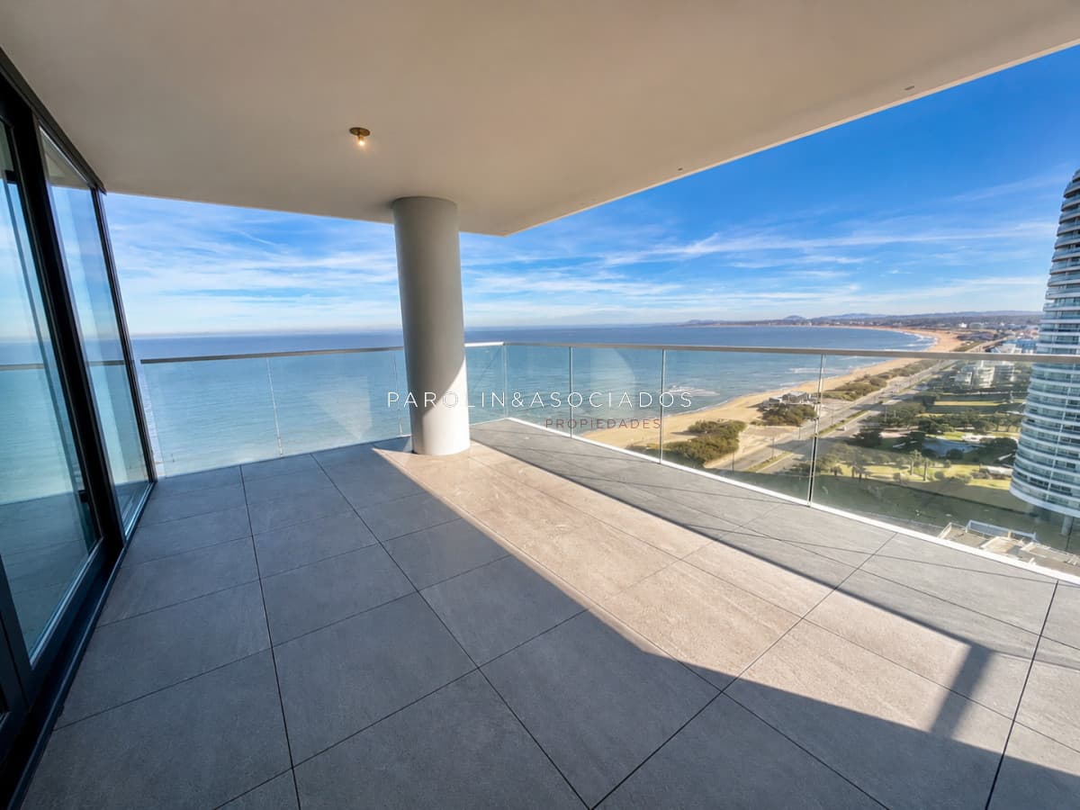Apartamento de 4 dormitorios frente al mar en Torre Venetian, Punta del Este.