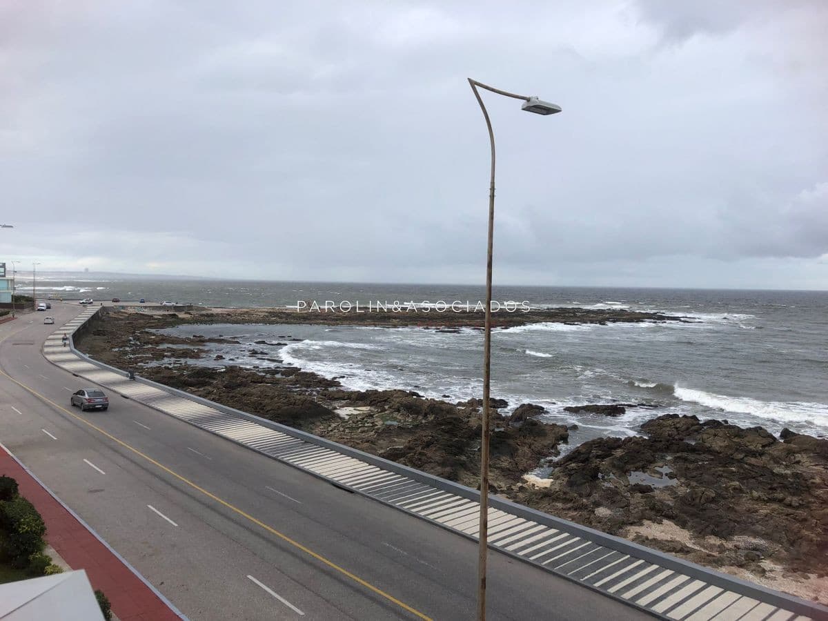 Hermoso apartamento de 3 dormitorios en venta frente al mar en Punta del Este.