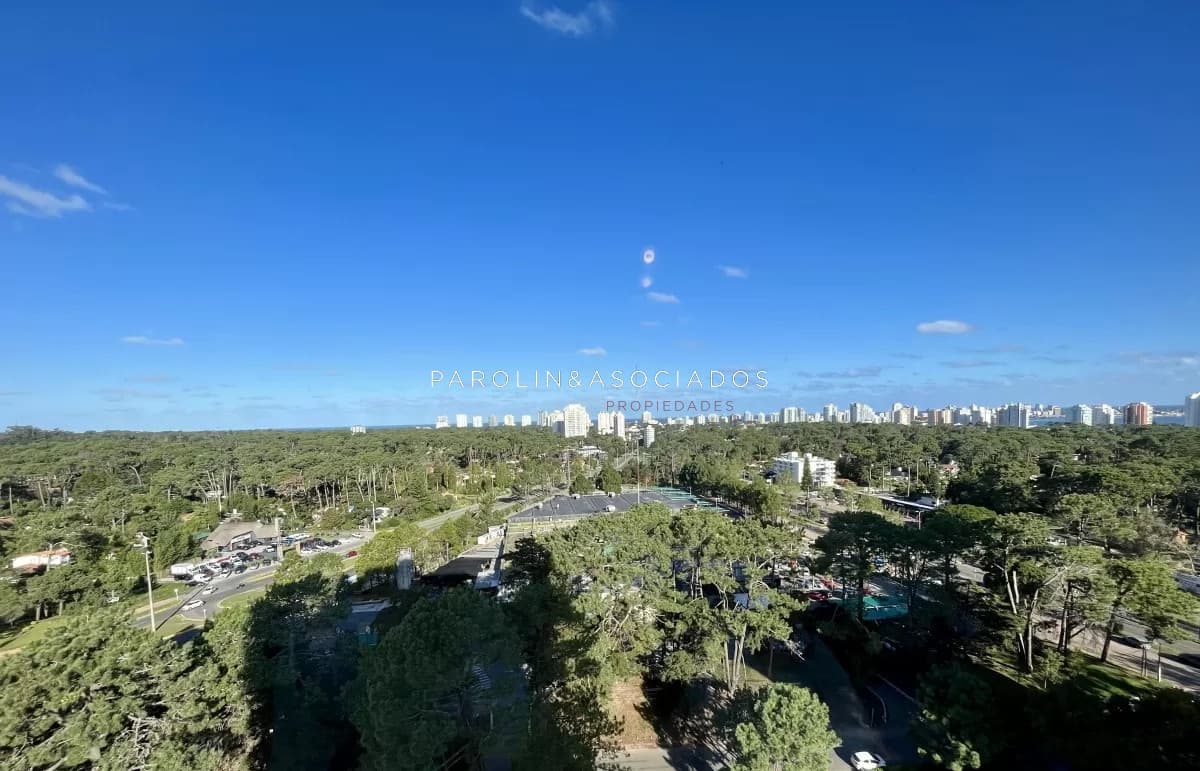 Apartamento en venta de 3 dormitorios en edificio Roosevelt Center, Punta del Este.