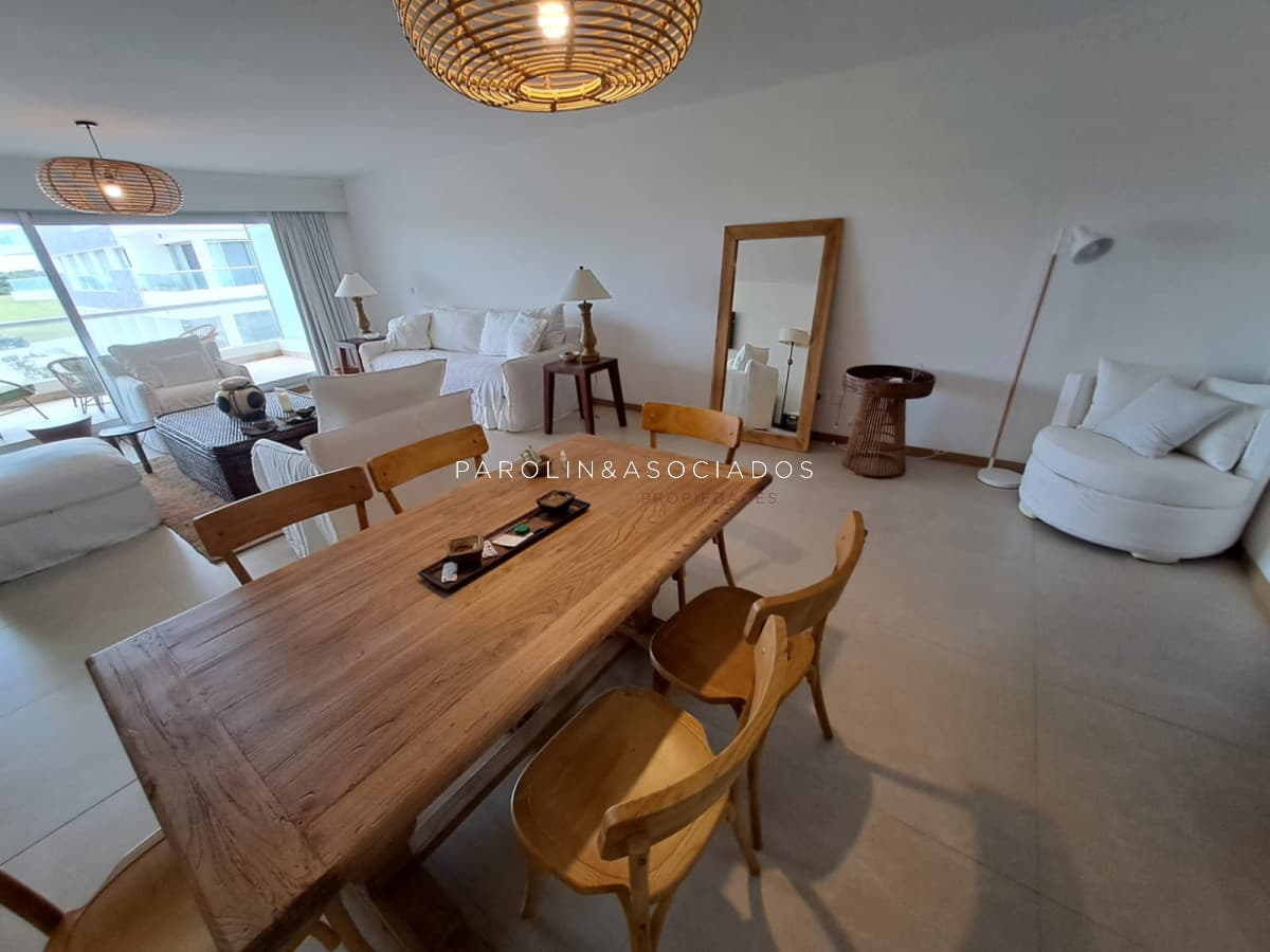Apartamento en venta de 2 dormitorios en edificio Silente, Punta del Este.