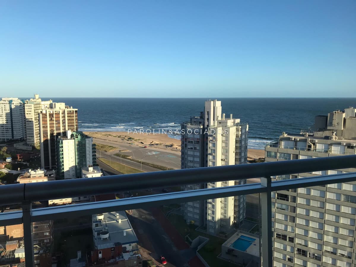 Apartamento de 2 suites en venta en edificio Onix, Punta del Este.