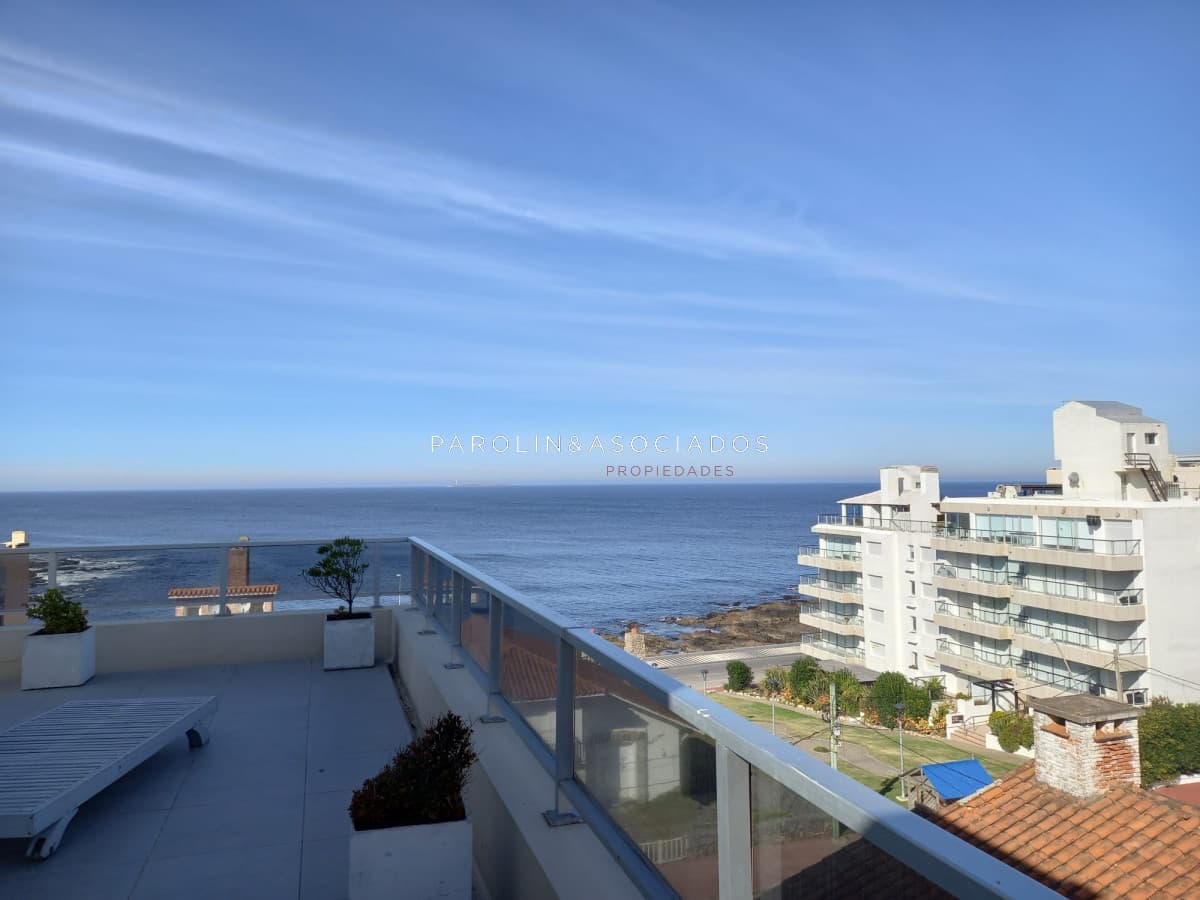 Apartamento de 3 dormitorios con parrillero en venta, edificio nuevo en la Peninsula, Punta del Este.