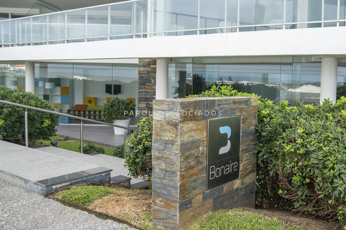 Apartamento en venta de 3 dormitorios en Edificio Bonaire, Punta del Este.