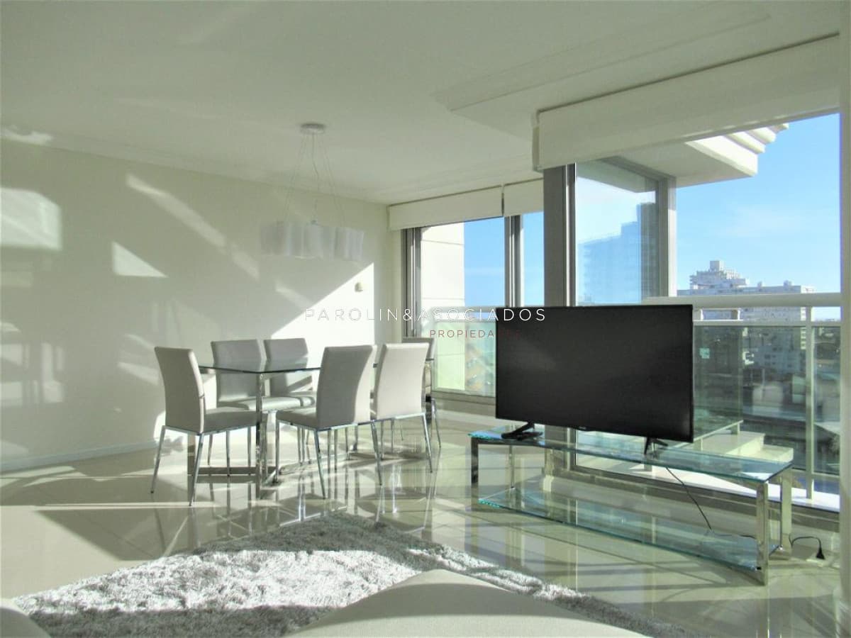 Hermoso apartamento en venta con agradable vista al mar en Torre Imperiale, Punta del Este.
