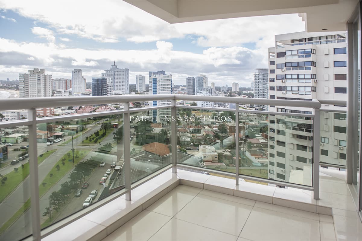 Increíble apartamento excelente vista al mar en torre Imperiale III, Punta del Este.