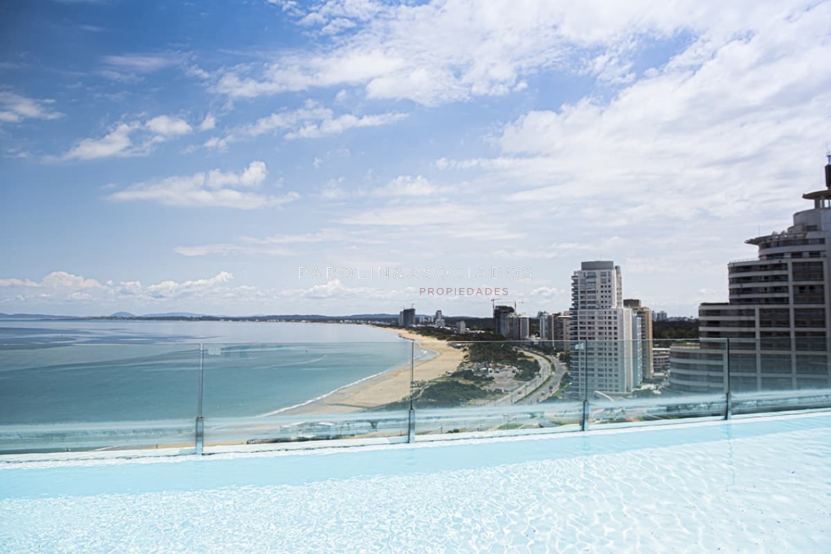 Penthouse en venta de 4 dormitorios en Alexander Boulevard Tower, Punta del Este.