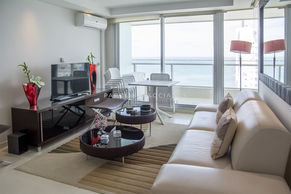Vende apartamento de 2 dormitorios en suite en Punta del Este