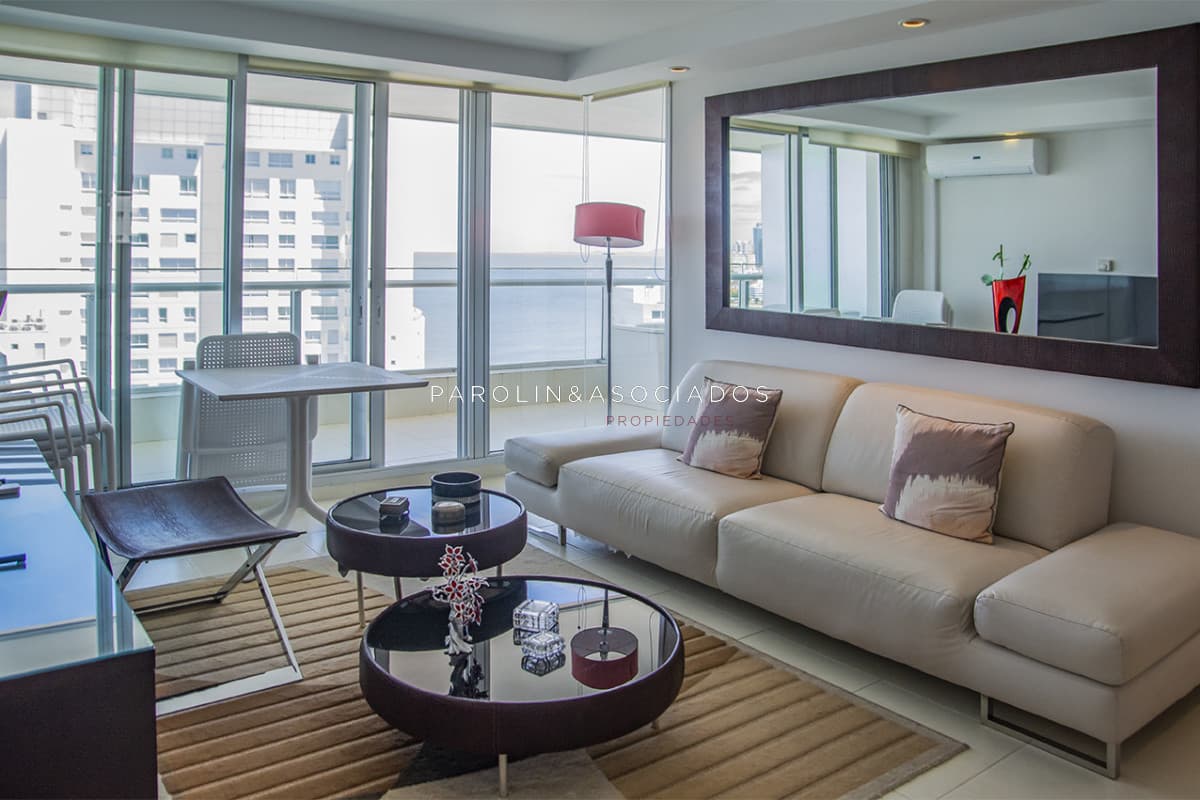 Vende apartamento de 2 dormitorios en suite en Punta del Este