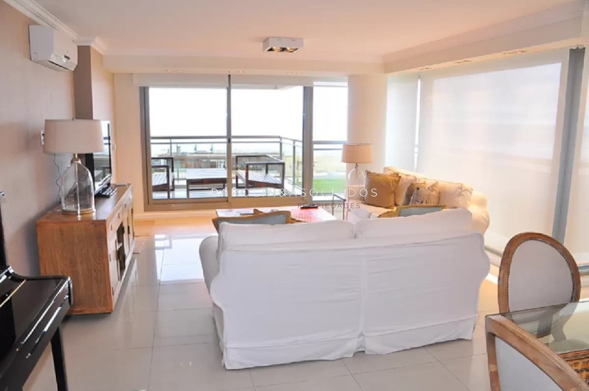 Apartamento en venta a pasos de playa Brava.