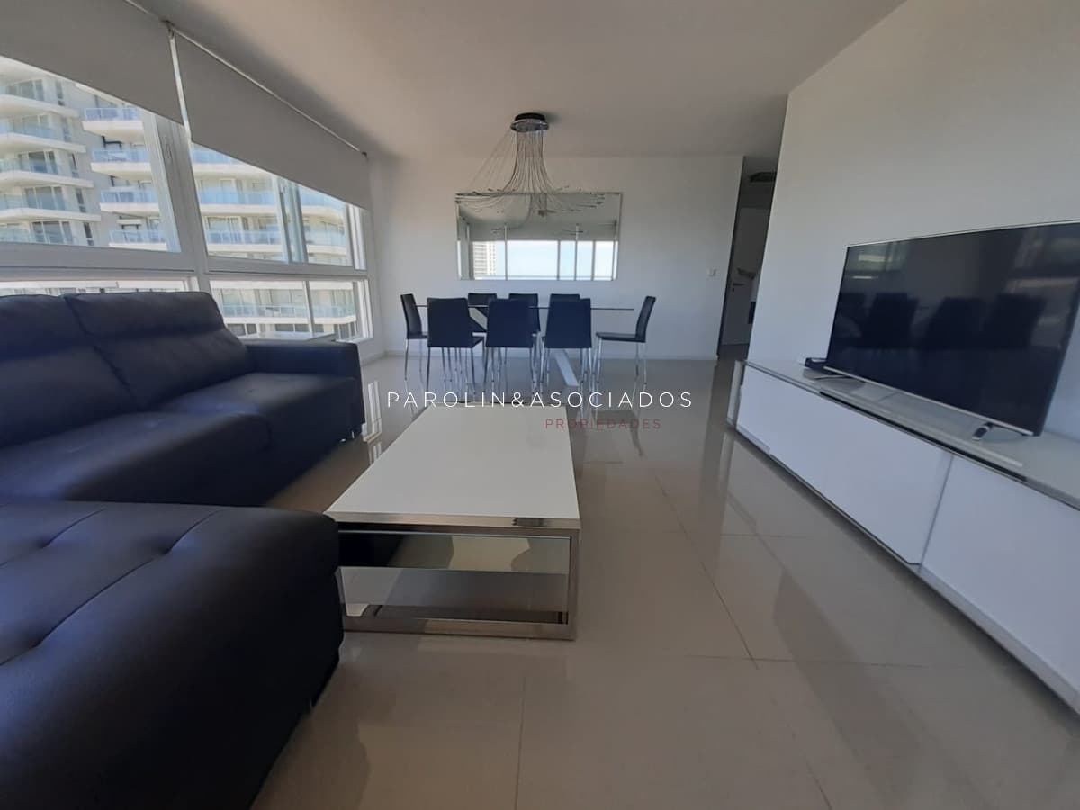 Apartamento en venta en Torre One a metros de Playa Brava, Punta del Este.