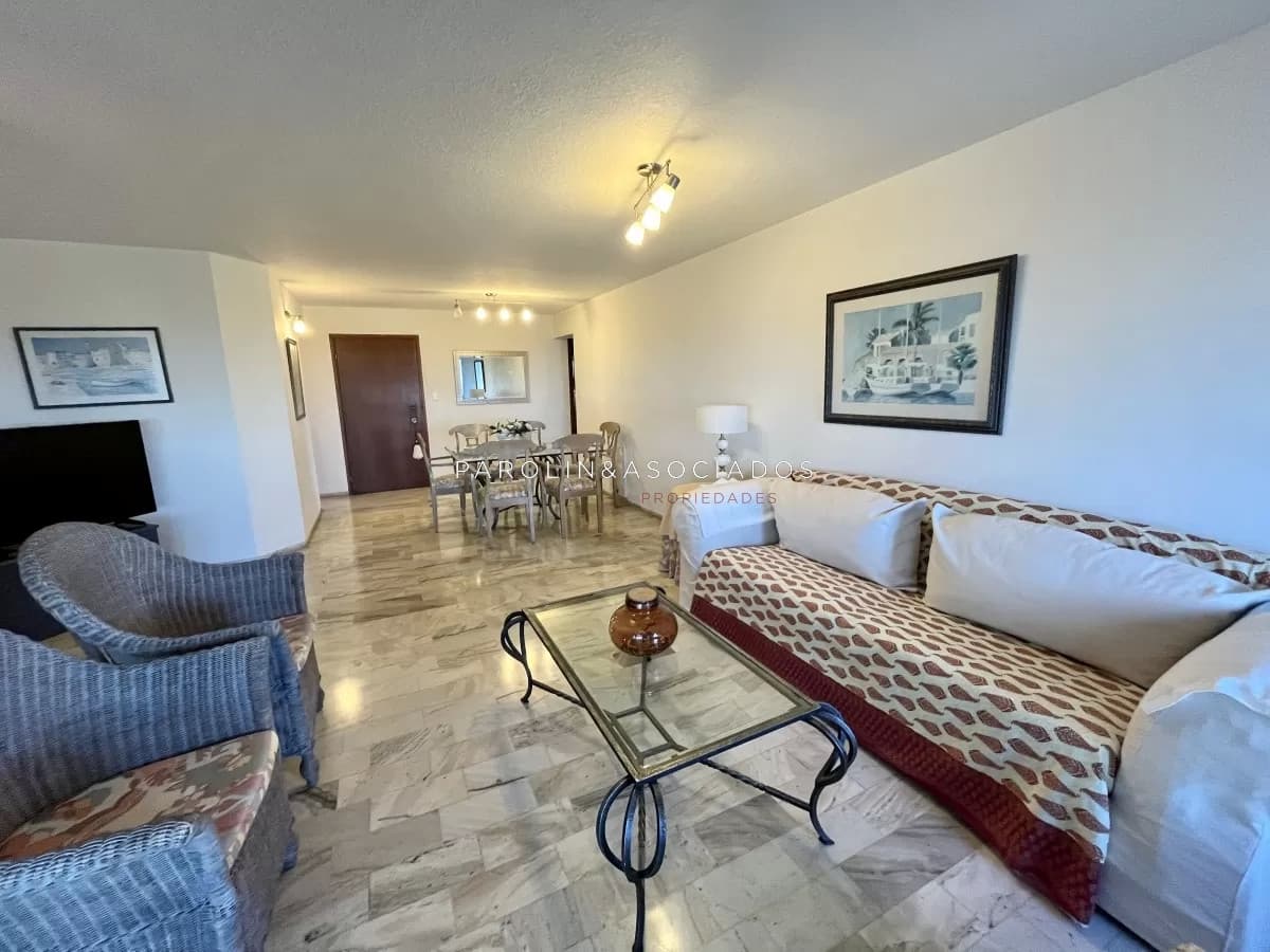 Apartamento en venta de 3 dormitorios en edificio Roosevelt Center, Punta del Este.