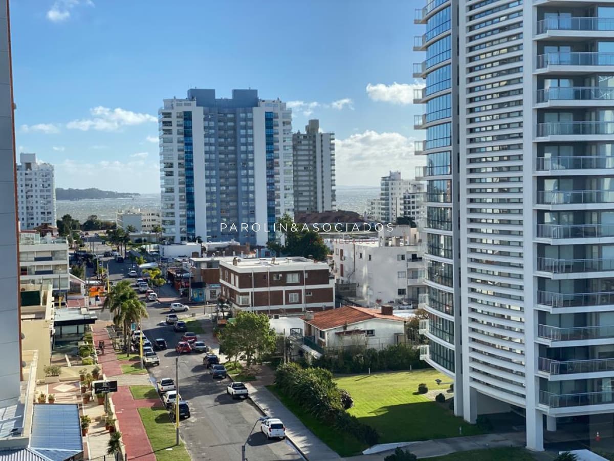 Vende Apartamento de 3 dormitorios en Brava, Excelente edificio.