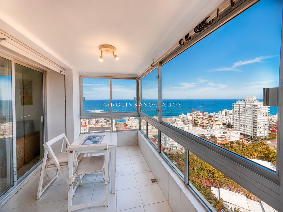 En venta en torre Libertador, apartamento de 3 dormitorios con vista agradable entorno