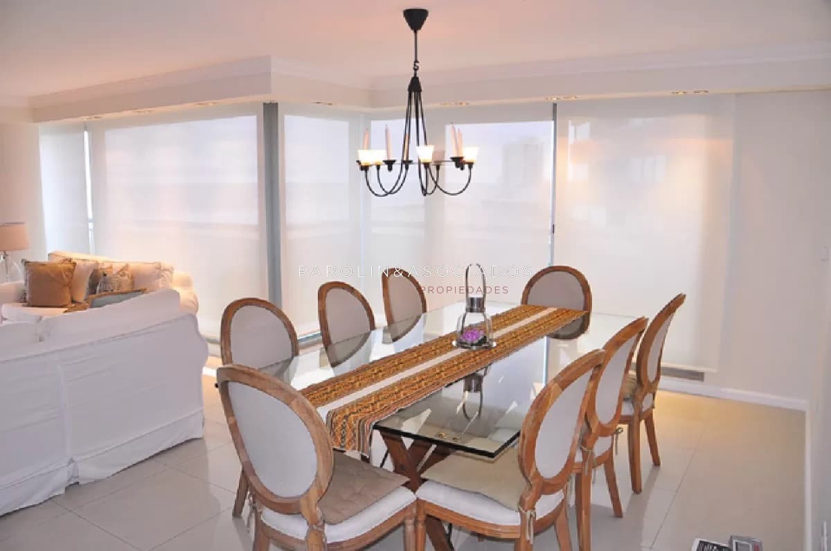Apartamento en venta a pasos de playa Brava.