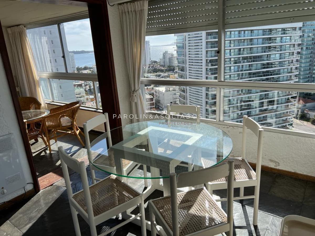 Apartamento en venta de 3 dormitorios en parada 2 de playa brava, cerca de servicios en Punta del Este