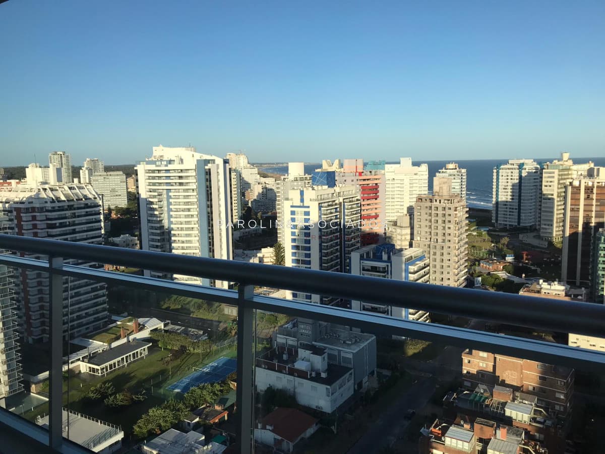 Apartamento de 2 suites en venta en edificio Onix, Punta del Este.