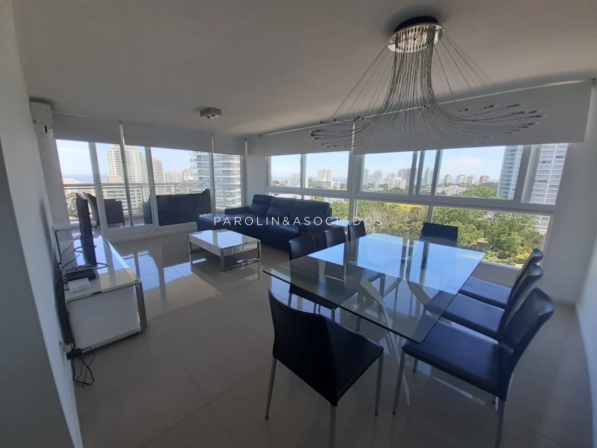 Apartamento en venta en Torre One a metros de Playa Brava, Punta del Este.